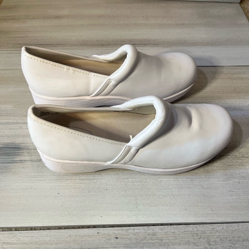 White Safe T Step Comfort nursing clogs. Sz 11W